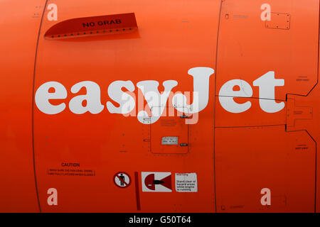 Beschilderung auf dem Triebwerk eines easyJet Passagierflugzeugs am London Southend Airport in Essex. Stockfoto