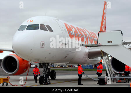 Neues Terminal am Londoner Flughafen Southend eröffnet. Ein easyJet-Passagierflugzeug nimmt ein Taxi zum neuen Flughafengebäude am Londoner Southend Airport in Essex. Stockfoto