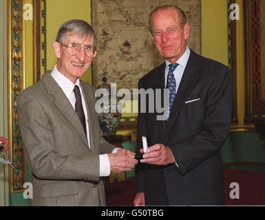 Die weltweit größten Geldpreise, der Templeton Prize for Progress in Religion 60,000. Professor Freeman Dyson (links) erhielt den Preis vom Herzog von Edinburgh in einer privaten Zeremonie im Buckingham Palace, London. Stockfoto