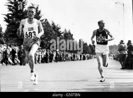 Der tschechische Athlet Emil Zatopek (R) ist auf dem Weg zum Sieg beim Marathon bei den Olympischen Spielen 1952 in Helsinki, Finnland. Stockfoto