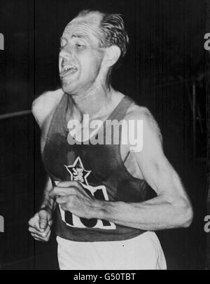 Der tschechische Athlet Emil Zatopek gewann die 10,000 Meter bei der Europameisterschaft in Bern, Schweiz 1954. 22/11/00: Zatopek ist gestorben. Er starb im Alter von 78 Jahren nach langer Krankheit in einem Militärkrankenhaus in Prag in der Tschechischen Republik. * Zatopek wurde zwischen 1948 und 1952 viermal Olympiasieger und stellte 18 Weltrekorde auf. Stockfoto