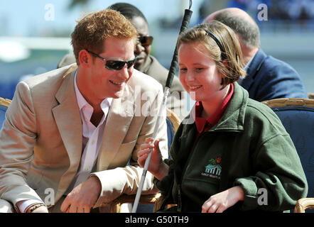 Prinz Harry spricht mit dem blinden Mädchen Anna Albury 12 im National Athletics Stadium in Nassau, der Hauptstadt der Bahamas. Stockfoto