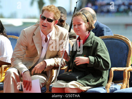 Prinz Harry spricht mit dem blinden Mädchen Anna Albury 12 im National Athletics Stadium in Nassau, der Hauptstadt der Bahamas. Stockfoto