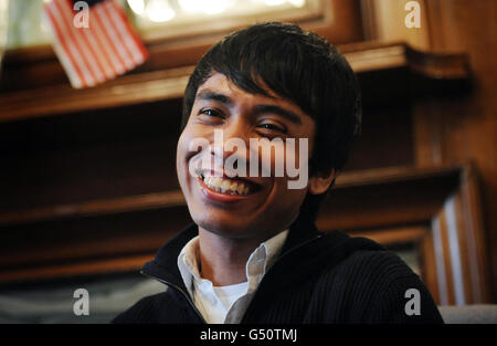 Der malaysische Student Ashraf Rossli, der von zwei Schlägern, die sich als barmherzige Samaritaner ausgeben, verstümmelt wurde, nachdem er während der Unruhen angegriffen wurde, hält eine Pressekonferenz vor der malaysischen Hohen Kommission in London ab. Stockfoto