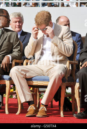 Prinz Harry passt seine Sonnenbrille bei der nationalen Jugendrallye und -Show im National Athletics Stadium in Nassau, der Hauptstadt der Bahamas, an. Stockfoto