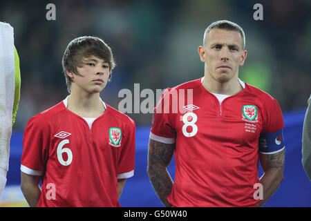 Wales Kapitän Craig Bellamy (rechts) mit Gary Speed's Söhnen Ed Während der Nationalhymne Stockfoto