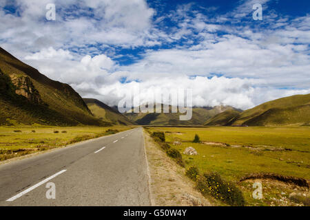 Tibet, China - die Aussicht auf 318 Nationalstraße in freier Wildbahn mit schönen Landschaft. Stockfoto