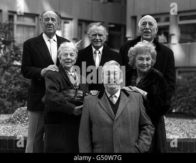 Stars des Fernsehdramas "Ending Up", basierend auf dem Roman von Kingsley Amis (vorne). L-R (hintere Reihe): Sir Michael Hordern, Sir John Mills und Lionel Jeffries (mittlere Reihe): Dame Wendy Hiller und Googie Withers. Stockfoto