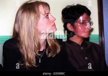 Ausschließlich für redaktionelle Verwendung im Kontext der Geschichte, kein satirischer oder humorvoller Gebrauch. Evelyn Crosskey , 28 (L) und Pam Warren, 33, die bei dem Eisenbahnunfall in Ladbroke Grove im November 1999, zu Beginn der Untersuchung des Eisenbahnunfalls in Paddington, schwer verbrannt wurden. * eine Pressekonferenz in der Methodist Central Hall in Westminster, die von den Opfern des Eisenbahnunglücks abgehalten wurde, bevor die öffentliche Untersuchung des Unfalls, bei dem 31 Menschenleben gefordert wurden, begann. Wegen der Verbrennungen, die bei dem Unfall erlitten wurden, trägt sie eine Maske über ihrem Gesicht und ihre Hände sind bedeckt. Stockfoto