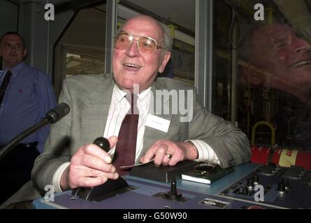 Fred Roberts, 83, der 1951 eine der letzten Croydon-Trams fuhr, an der Steuerung einer der neuen Croydon Tramlink-Trams beim Start in Croydon. Die Route der ersten Straßenbahn führte sie von New Addington in Surrey nach Croydon. * auf die Verbindung folgen in Kürze zwei weitere Verbindungen von Beckenham und Wimbledon im Süden Londons. Stockfoto