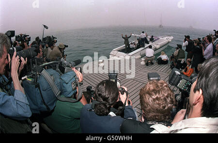 Der belgische Schauspieler Jean Claude Van Damme winkt der versammelten Presse ein Motorboot während der Filmfestspiele von Cannes, Frankreich. Stockfoto