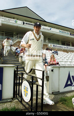 Steve Harmihon, 21, aus Durham, tritt vor dem County Championship-Spiel gegen Lancashire am Riverside, Chester-le-Street, aus. Harmiso erhielt seinen ersten hochrangigen England-Aufruf zum Eröffnungstest gegen Simbabwe bei Lord's. * der 21-Jährige erhielt die Nachricht heute Morgen, als der Vorsitzende der Wahlleiter David Graveney eine 13-Mann-Mannschaft ankündigte. Stockfoto