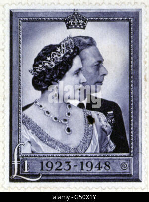 Ein Bild einer zuvor ausgegebenen Briefmarke mit der Königin Mutter und König Georg VI. Briefmarken mit vier Generationen der königlichen Familie werden ausgegeben, um den 100. Geburtstag der Königin Mutter zu gedenken. * die Royal Mail produziert ein Miniaturblatt von vier 27p-Marken mit Portraits der Queen Mother, der Queen, des Prince of Wales und Prince William, die in einer größeren Gruppenaufnahme aufgenommen wurden. Stockfoto