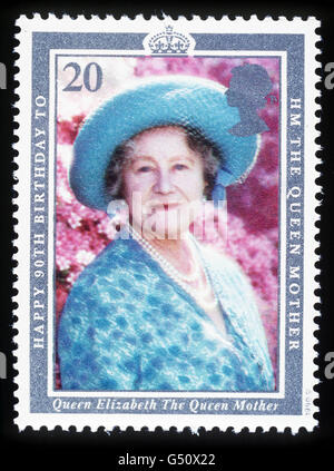 Ein Bild einer zuvor ausgegebenen Briefmarke mit der Königin Mutter. Briefmarken mit vier Generationen der königlichen Familie werden ausgegeben, um den 100. Geburtstag der Königin Mutter zu gedenken. Die Royal Mail produziert ein Miniaturblatt mit vier 27p-Marken. *.. Mit Porträts der Königin Mutter, der Königin, des Prinzen von Wales und Prinz William in einem größeren Gruppenfoto. Stockfoto