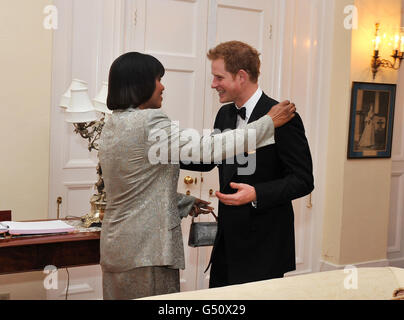 S.H. Prinz Harry begrüßt die jamaikanische Premierministerin Portia Simpson Miller vor einem Empfang vor dem Staatsessen im Königshaus in der Hauptstadt Kingston, Jamaika. Stockfoto