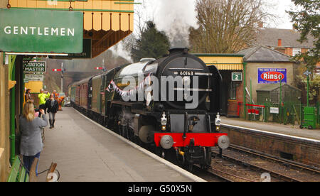 Stock - Watercress Line - Alresford Station. Eine Dampflokomotive der Klasse A1 fährt am Ende der Watercress Line in der Nähe von Winchester in die Alresford Station. Stockfoto