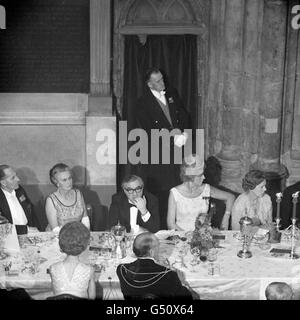 George Brown, der Außenminister, findet einen Moment, um seine Gedanken beim Bankett des Oberbürgermeisters in Guildhall, London, schweifen zu lassen. Stockfoto