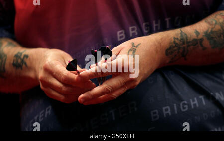 Darts - McCoys Premier League Darts 2012 - Westpoint Arena. Phil Taylor hält seine Darts Stockfoto