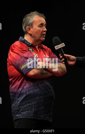 Darts - McCoys Premier League Darts 2012 - Westpoint Arena. Phil Taylor wird von SKYSPORTS interviewt Stockfoto