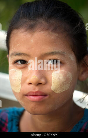 Junge Frau mit Thanaka einfügen auf ihren Wangen, Kothudaw Pagode, Mandalay, Region Mandalay, Myanmar Stockfoto