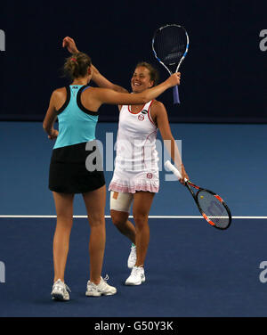 Tschechische Republik Barbora Strycova (rechts) und Karolina Pliskova feiern gewann das Doppel-Finale am Tag sieben der 2016 AEGON Classic in der Priorei Edgbaston, Birmingham. Stockfoto