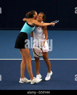 Tschechische Republik Barbora Strycova (rechts) und Karolina Pliskova feiern gewann das Doppel-Finale am Tag sieben der 2016 AEGON Classic in der Priorei Edgbaston, Birmingham. Stockfoto