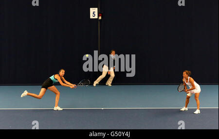 Tschechische Republik Barbora Strycova (rechts) und Karolina Pliskova in Aktion während der Doppel-Finale am Tag sieben der 2016 AEGON Classic in der Priorei Edgbaston, Birmingham. Stockfoto