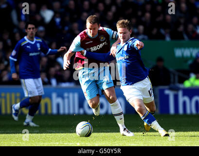 Fußball - npower Football League Championship - Cardiff City gegen West Ham United - Cardiff City Stadium. Aron Gunnarsson (rechts) von Cardiff City hält die Herausforderung von Kevin Nolan von West Ham United ab Stockfoto