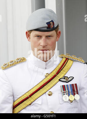 Prinz Harry, der das 1 Tropical Dress of the Blues and Royals trägt, kommt am dritten Tag seiner 10-tägigen Tour nach Belize, Bahamas, Jamaika und Brasilien im Government House in Nassau, Bahamas an. Stockfoto