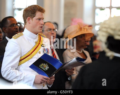 Prinz Harry, trägt das 1 Tropical Dress of the Blues and Royals, Sonntagsgottesdienst in der Christ Church Cathedral in Nassau, Bahamas am dritten Tag seiner 10-tägigen Tour nach Belize, Bahamas, Jamaika und Brasilien. Stockfoto