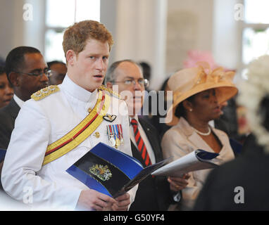 Prinz Harry, trägt das 1 Tropical Dress of the Blues and Royals, Sonntagsgottesdienst in der Christ Church Cathedral in Nassau, Bahamas am dritten Tag seiner 10-tägigen Tour nach Belize, Bahamas, Jamaika und Brasilien. Stockfoto