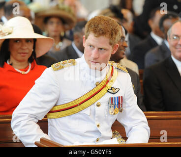 Prinz Harry, trägt das 1 Tropical Dress of the Blues and Royals, Sonntagsgottesdienst in der Christ Church Cathedral in Nassau, Bahamas am dritten Tag seiner 10-tägigen Tour nach Belize, Bahamas, Jamaika und Brasilien. Stockfoto