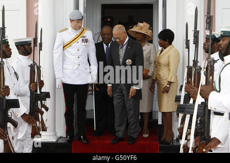 Prinz Harry, der das 1 Tropical Dress of the Blues and Royals trägt, trifft am dritten Tag seiner 10-tägigen Tour nach Belize, Bahamas, Jamaika und Brasilien den Gouverneur der Bahamas, Arthur Folkes (Mitte) im Government House in Nassau, Bahamas. Stockfoto