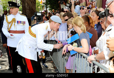 Prinz Harry, der das 1 Tropical Dress of the Blues and Royals trägt, trifft sich mit den Verfemten, nachdem er am dritten Tag seiner 10-tägigen Tour nach Belize, Bahamas, Jamaika und Brasilien am Sonntagsgottesdienst in der Christ Church Cathedral in Nassau, Bahamas, teilgenommen hatte. Stockfoto