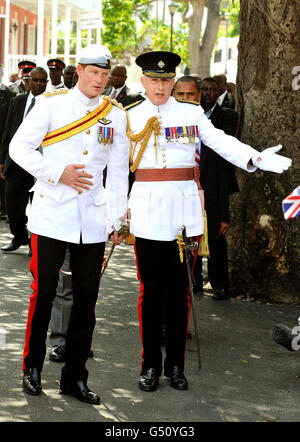 Prinz Harry, der das 1 Tropical Dress of the Blues and Royals trägt, mit seinem Privatsekretär Jamie Lowther-Pinkerton (rechts), nachdem er am dritten Tag seiner 10-tägigen Tour nach Belize, Bahamas, Jamaika und Brasilien am Sonntagsgottesdienst in der Christ Church Cathedral in Nassau, Bahamas, teilgenommen hatte. Stockfoto