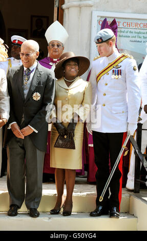 (Links - rechts) Generalgouverneur Sir Arthur Folkes, seine Frau Lady Joan Foulkes und Prinz Harry, die das 1. Tropische Kleid der Blues and Royals trugen, nachdem sie am dritten Tag seiner 10-tägigen Tour nach Belize, Bahamas, am Sonntagsgottesdienst in der Christ Church Cathedral in Nassau, Bahamas, teilgenommen hatten, Jamaika und Brasilien. Stockfoto