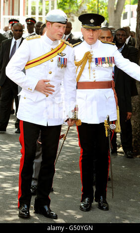 Prinz Harry, der das 1 Tropical Dress of the Blues and Royals trägt, mit seinem Privatsekretär Jamie Lowther-Pinkerton (rechts), nachdem er am dritten Tag seiner 10-tägigen Tour nach Belize, Bahamas, Jamaika und Brasilien am Sonntagsgottesdienst in der Christ Church Cathedral in Nassau, Bahamas, teilgenommen hatte. Stockfoto