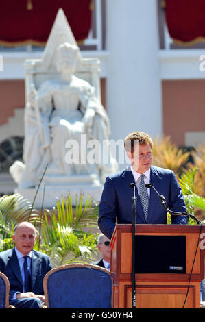 Prinz Harry spricht am dritten Tag seiner 10-tägigen Tour nach Belize, Bahamas, Jamaika und Brasilien die Menge auf dem Rawson Square zur Eröffnung der Queen's Diamond Jubilee Exhibition in Nassau, Bahamas, an. Stockfoto