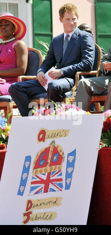 Prinz Harry spricht am dritten Tag seiner 10-tägigen Tour nach Belize, Bahamas, Jamaika und Brasilien die Menge auf dem Rawson Square zur Eröffnung der Queen's Diamond Jubilee Exhibition in Nassau, Bahamas, an. Stockfoto