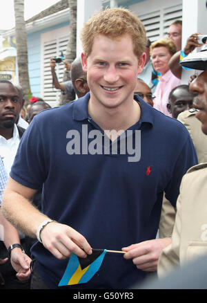 Prinz Harry spaziert mit Kindern, als er die Hafeninsel in Nassau, Bahamas, besucht. Der Prinz besucht die Bahamas im Rahmen einer Diamond Jubilee Tour, wo er Belize, die Bahamas, Jamaika und Brasilien als Vertreter von Königin Elizabeth II. Besuchen wird Stockfoto