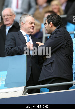 Phil Gartside, Vorsitzender von Bolton Wanderers (links), und Manchester City, Vorsitzender Khaldoon al Mubarak Stockfoto