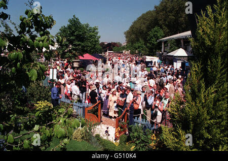 Das Publikum besucht die Chelsea Flower Show 1998 am Eröffnungstag. Stockfoto