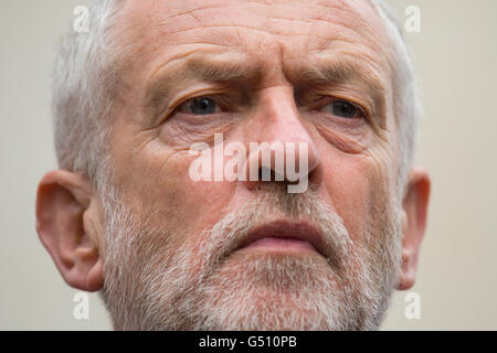 Labour Leader Jeremy Corbyn besucht eine Mahnwache für ermordeten MP Jo Cox in Islington Town Hall, Islington, North London. Stockfoto