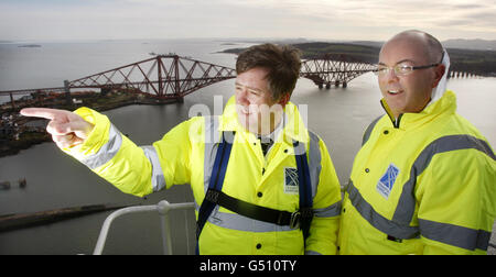 Verkehrsminister Keith Brown (links) und Roy Brannen, Direktor von Trunk Roads, Transport Scotland, auf einem Turm an der Forth Road Bridge, um Einzelheiten über den Prozess der Namensgebung einer neuen Brücke, die über die Forth gebaut wird, bekannt zu geben. Stockfoto