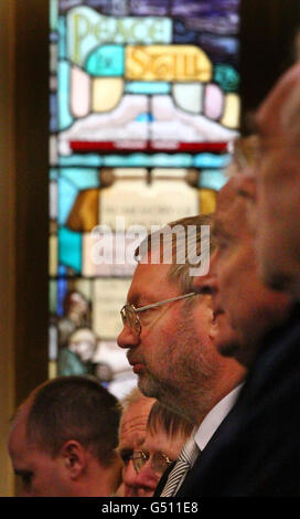 Der Überlebende Andrew Parker hört den Gottesdienst vor dem Buntglasfenster der Gedenkstätte während des 25. Jahrestages der Gedenkfeier in der St. Mary's the Virgin Church, Dover, Kent, zum Gedenken an die Verstorbene in der Katastrophe des Herald of Free Enterprise. Stockfoto