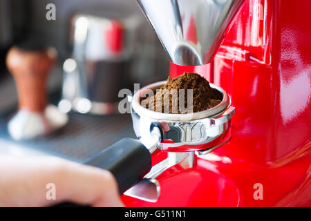 Kaffeemühle mahlen frisch gerösteten Kaffeebohnen Stockfoto