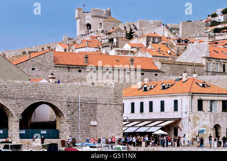 Festung Minceta gesehen vom Hafen Dubrovnik Kroatien Stockfoto