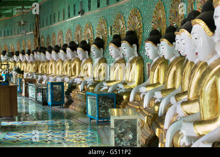 Vergoldeten Buddha-Statuen im Inneren U-Min-Thonze-Pagode, Sagaing Hill, Sagaing, Myanmar Stockfoto