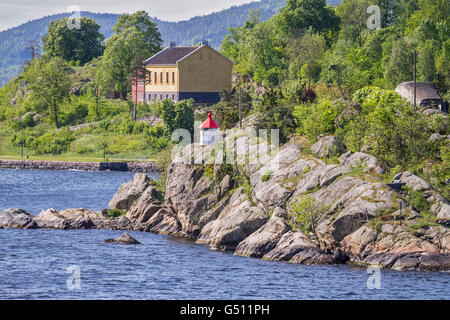 Kleiner Leuchtturm auf dem Felsen Oslofjord Norwegen Stockfoto