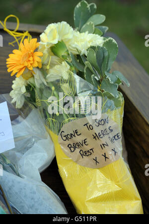 Eine Botschaft zu einer blumigen Hommage an die Kaserne des 3. Bataillons des Yorkshire-Regiments in Warminster Wiltshire, nachdem sechs Soldaten vermisst wurden, glaubte an den Tod des schlimmsten Angriffs britischer Truppen in Afghanistan seit Beginn der Operationen im Jahr 2001. Stockfoto